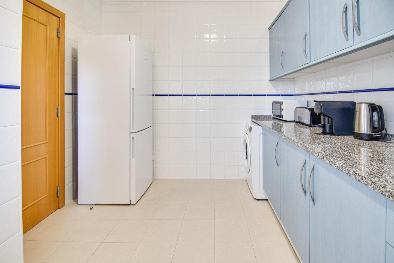 Lovely 2bd 500m Ac Wi-fi Pool Balcony Apartment *